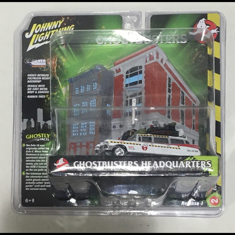2018 Ghostbusters Ecto 1A 1959 Cadillac 1:64 Scale Johnny Lightning NIP - Picture 3 of 10